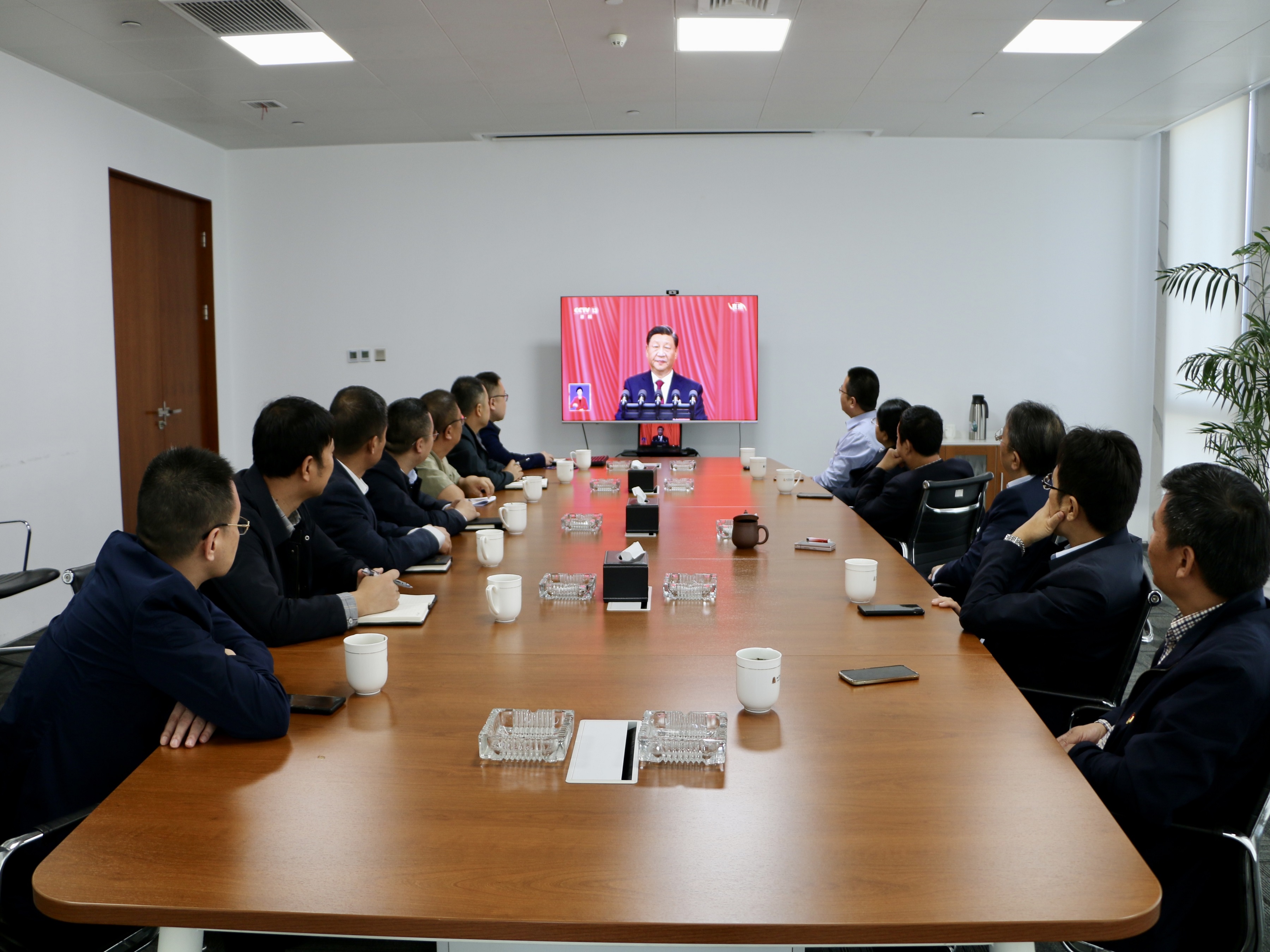 图1-2、第一分公司收看二十大开幕会.jpg