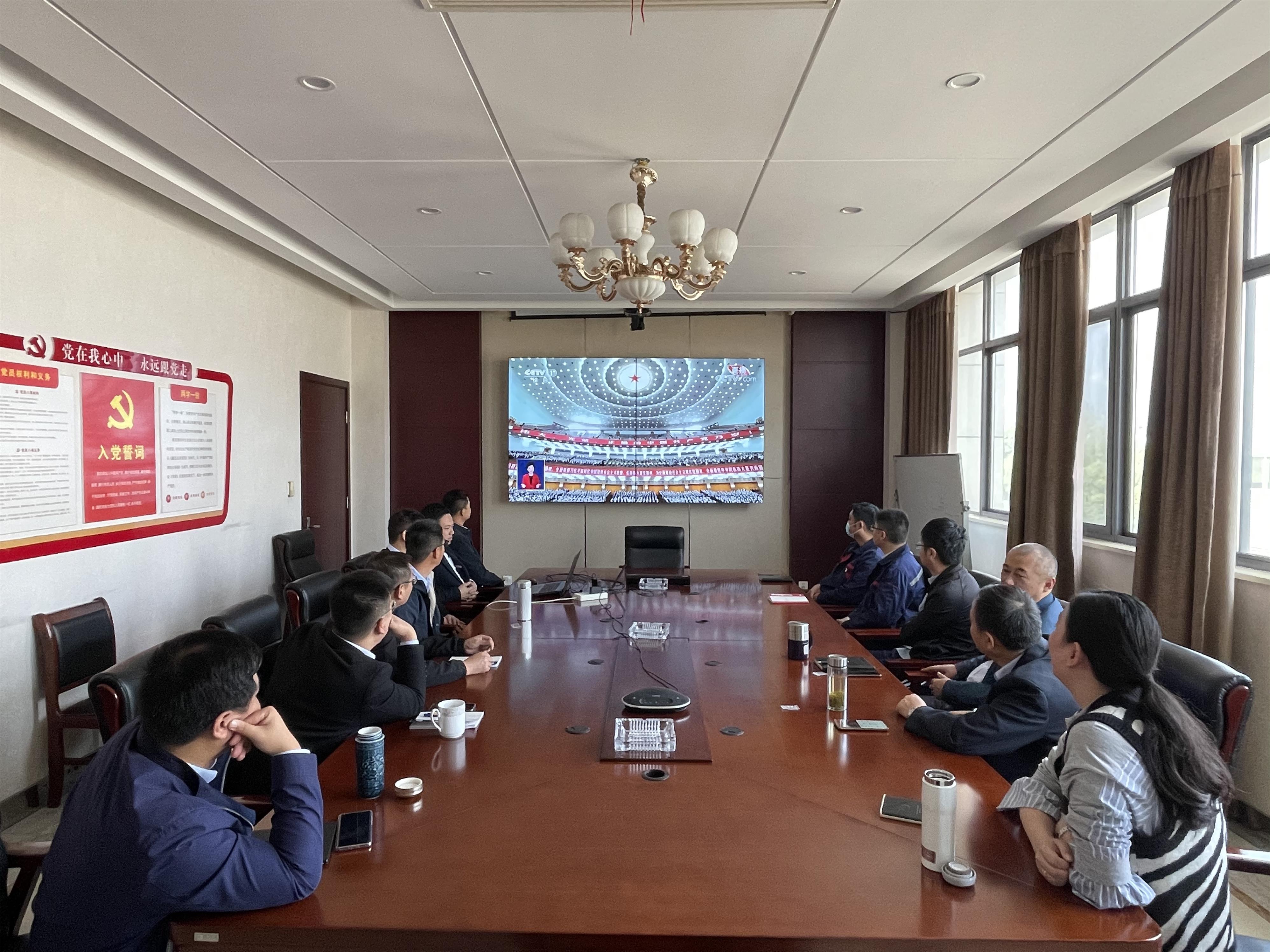 图1-8、钢结构分公司收看二十大开幕会.jpg