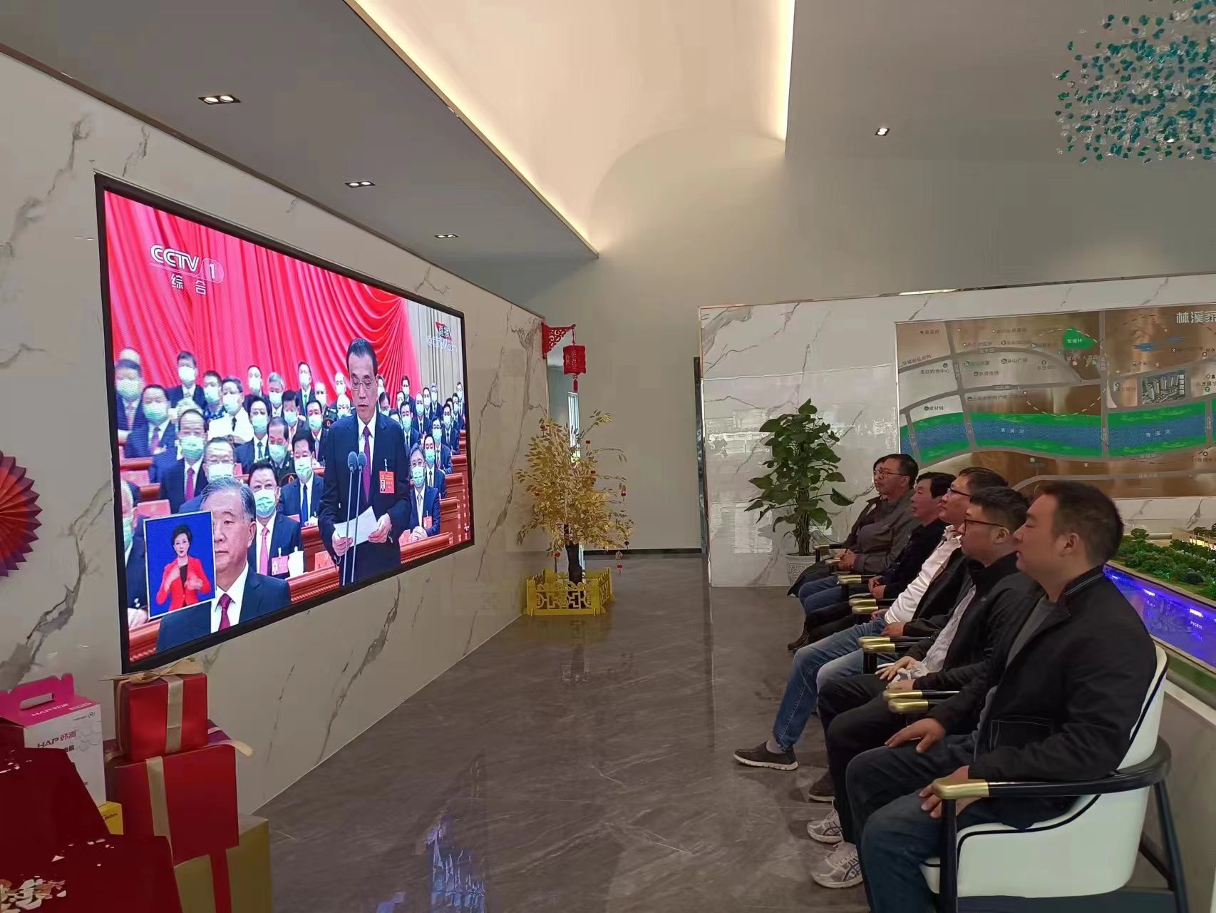 图1-19、同创房产公司收看二十大开幕会.jpg