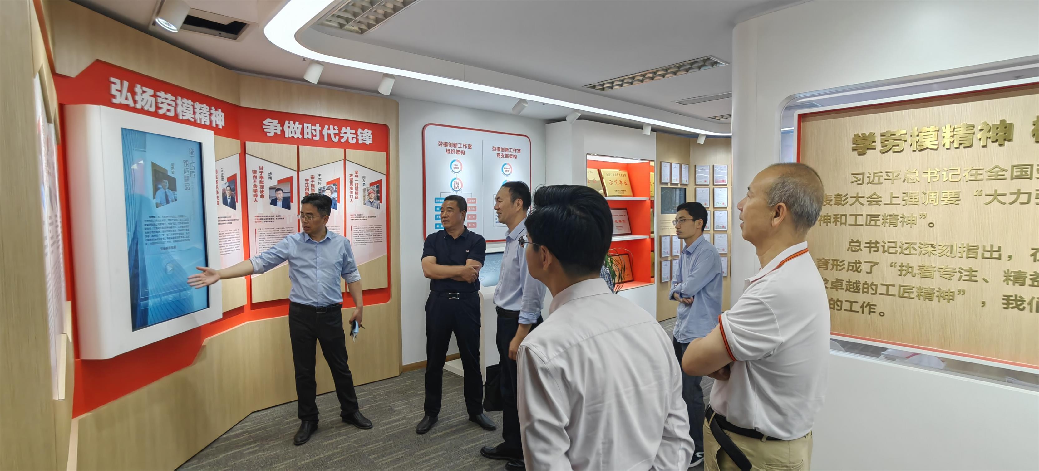 图1-10、人大政协来集团查看劳模工作室.jpg